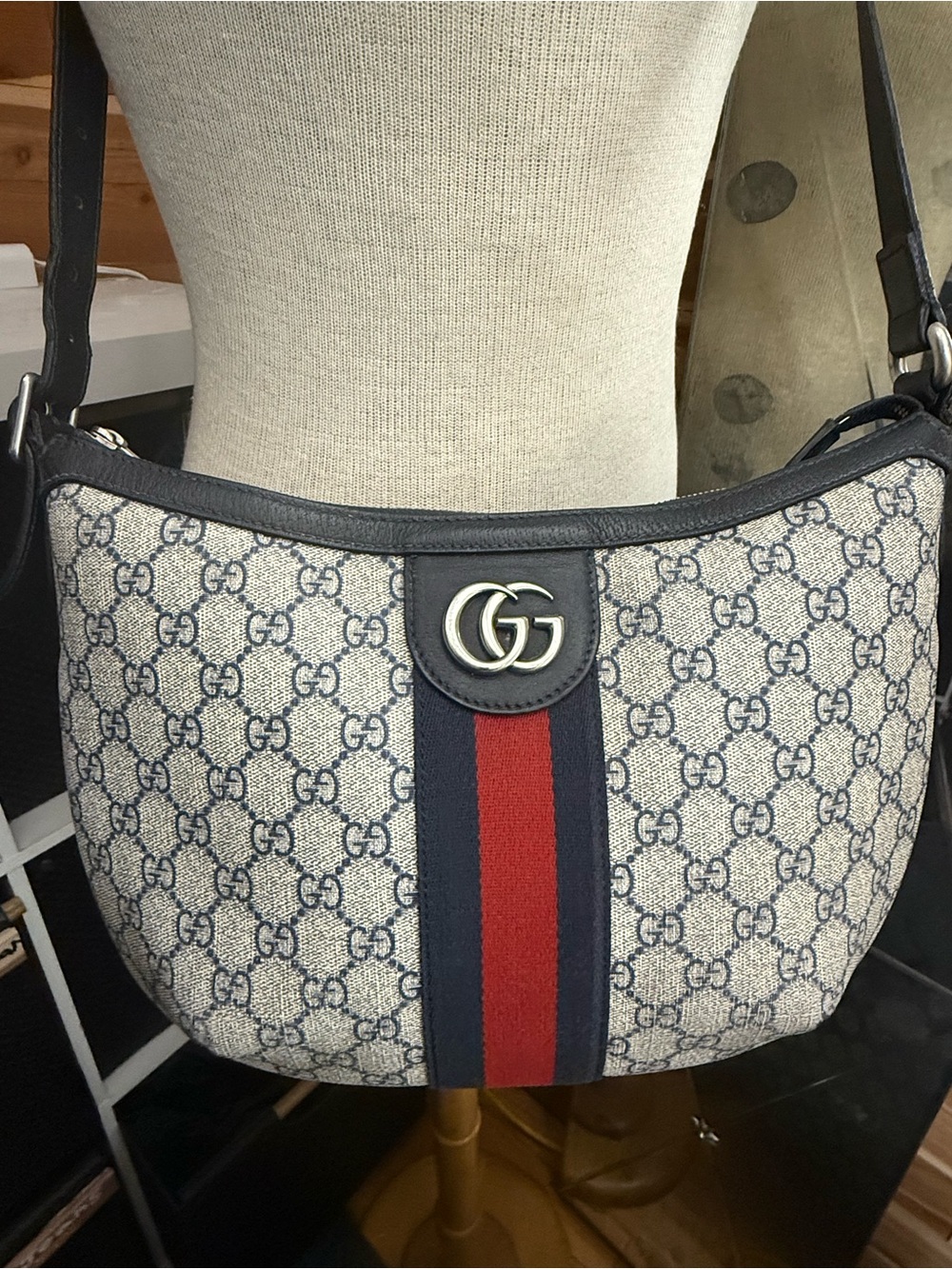 authentic Gucci Beige GG Supreme Canvas Crossbody with Red & Blue Stripe - Picture 2 of 12
